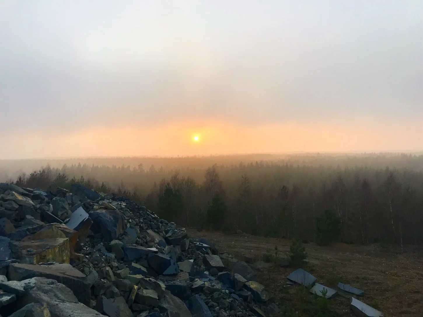 Sol över stenbrottet